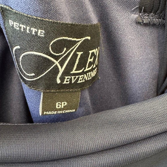 Alex Evenings New Never Worn 
Hidden back zip closure 
Scoop Neck - Picture 4 of 5
